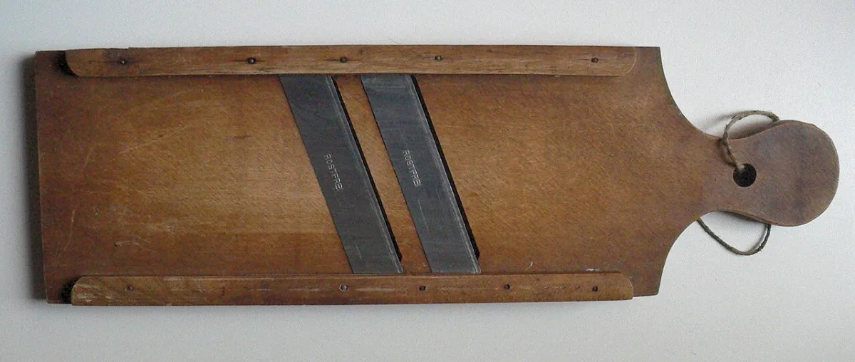 Houten mandoline met twee schuin geplaatste messen in het snijvlak